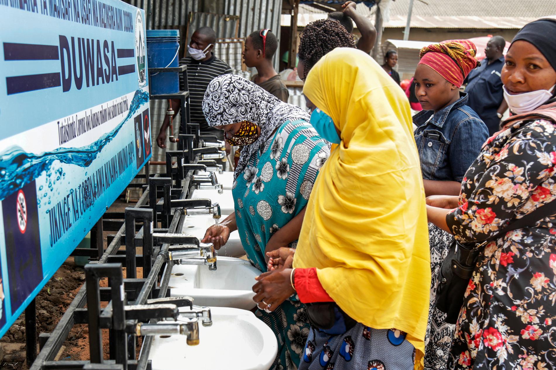 En handtvättstation installerad för allmänheten, för att minska smittspridning på en marknad i Dodoma, Tanzania.