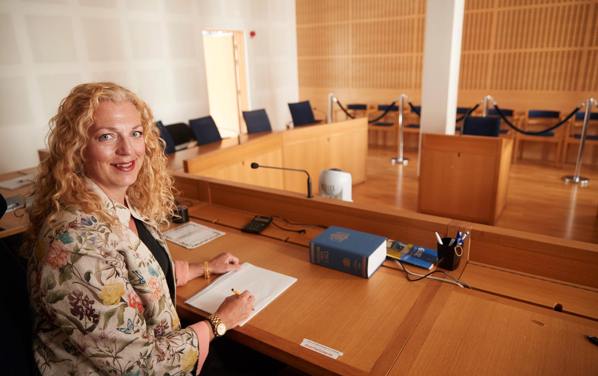 Rådmannen Sofia Tauson är en av domarna i förstärkningsstyrkan som hjälper till på domstolar där det fattas domare. För tillfället är hon i Malmö tingsrätt.