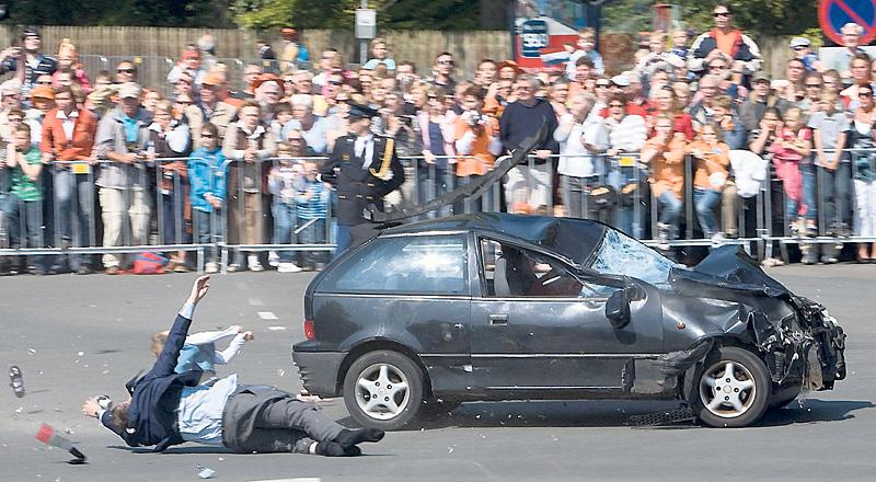 sju dog i holland 2009 körde en 38-årig man rakt in i folkmassan under firandet av Hollands drottning Beatrix. Sju personer dog, bland dem attentatsmannen.