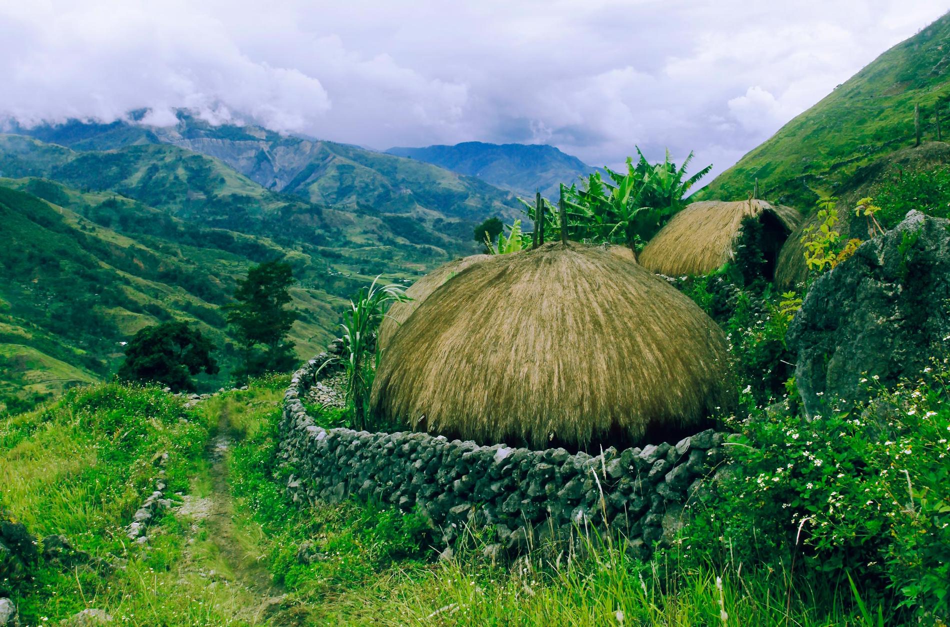 Traditionella hyddor med halmtak är typiska för Baliemdalen.