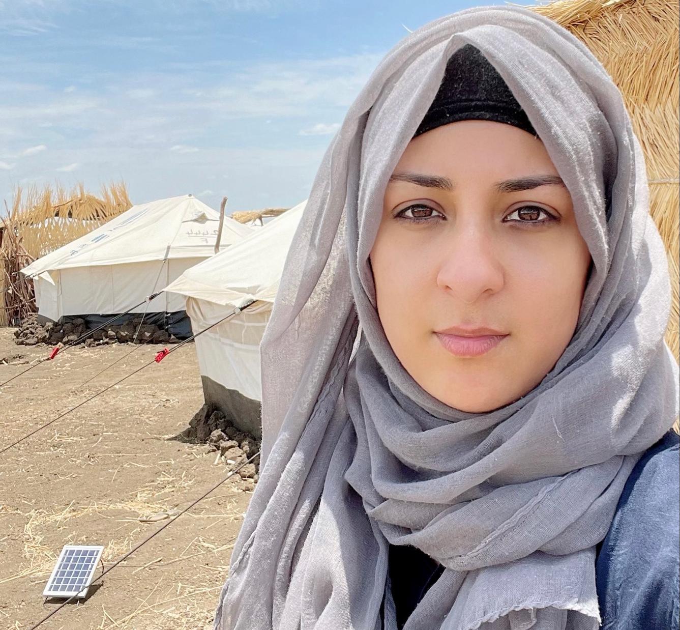 Madiha Raza i ett av många flyktingläger hon arbetar i. 