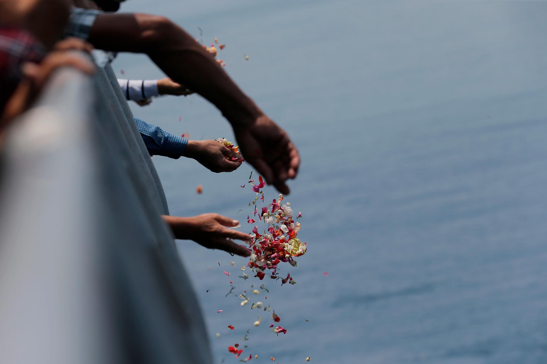 Anhöriga till offren ombord Lion Airs flight JT610 sprider blommor i havet. Arkivbild.