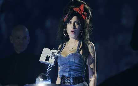 Spaghetti-terror Amy Winehouse fick ett utbrott och kastade stolar och spaghetti runt omkring sig innan katastrof-uppträdandet på MTV-galan.