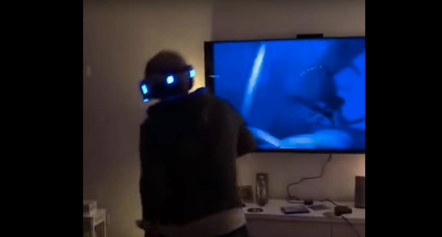 Bill, 62, testar VR-glasögon för första gången.