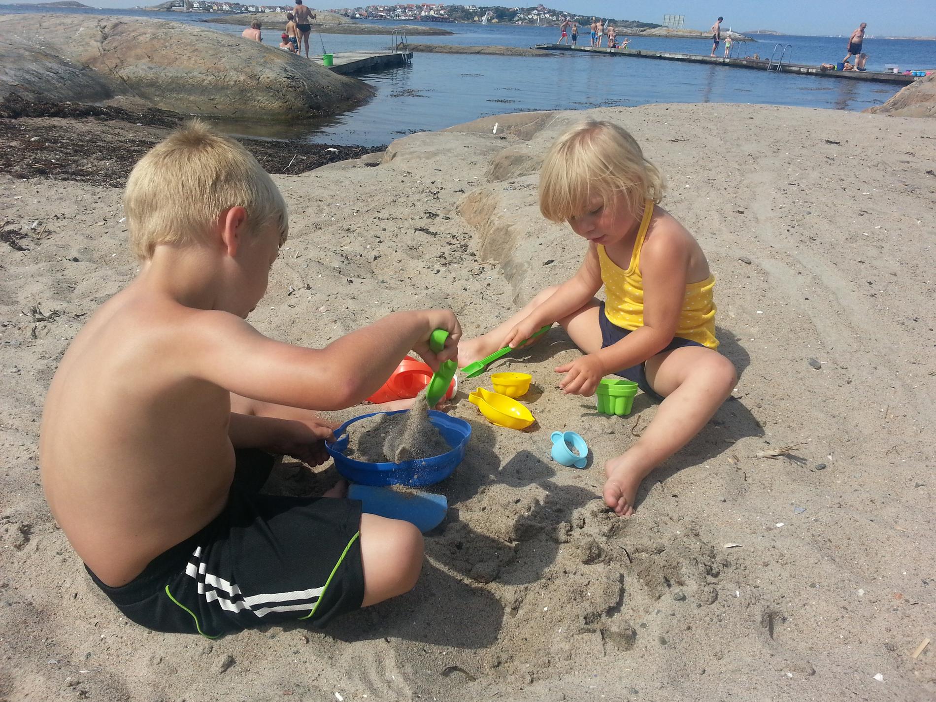 Emil och Milla leker på stranden Klarvik på Björkö.