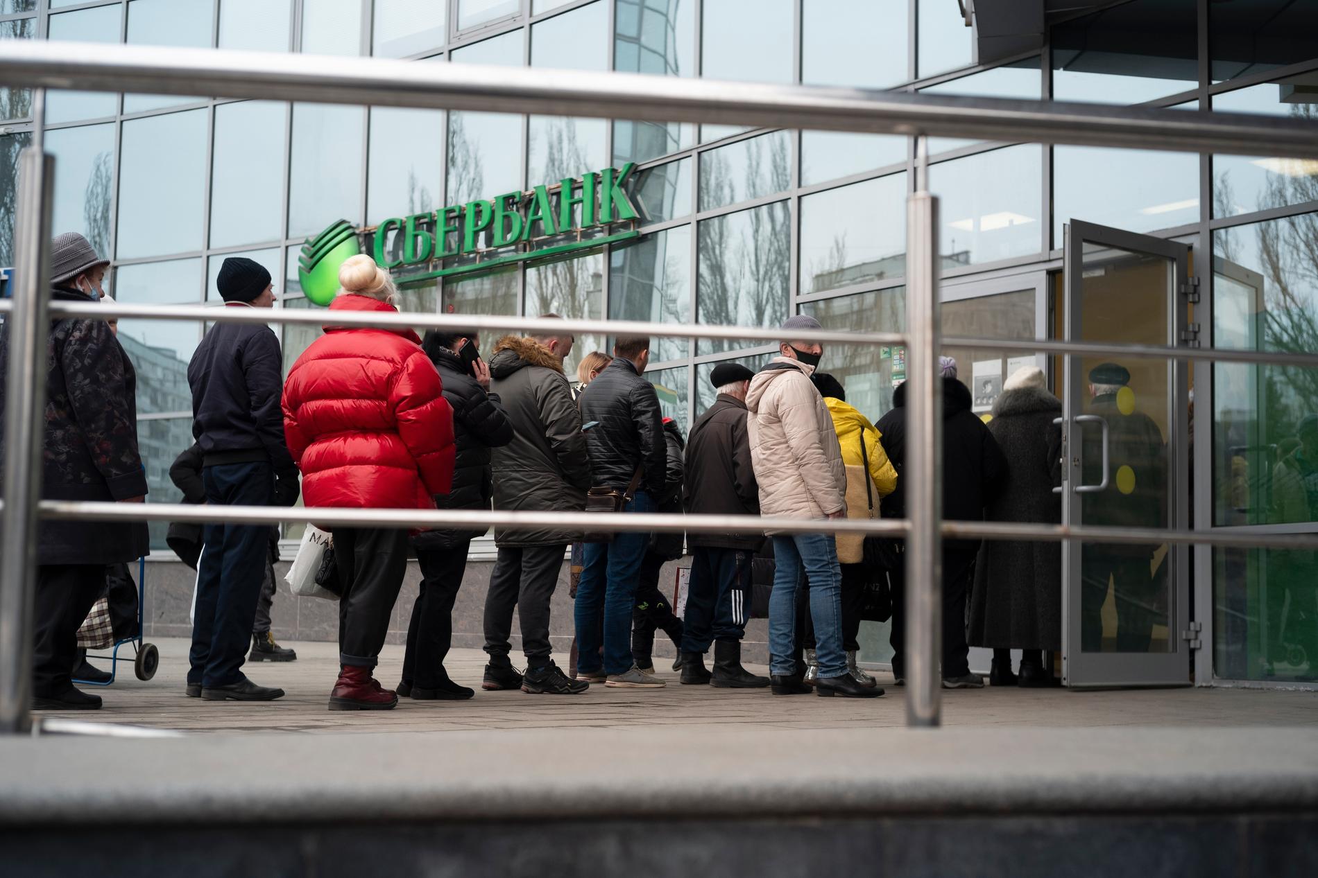 Människor köar utanför Sberbank i Moskva i mitten av mars.