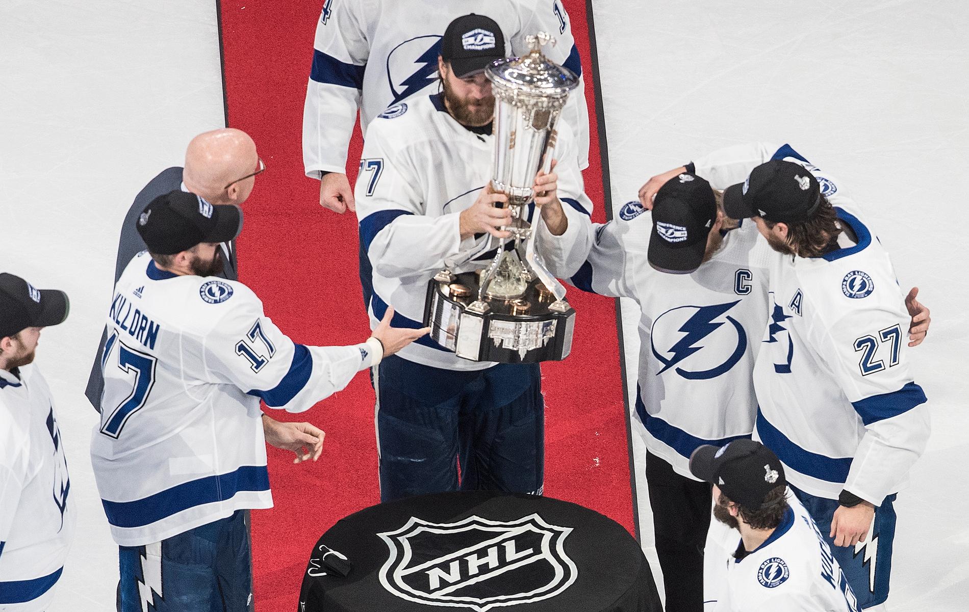 Victor Hedman lyfter Prince of Wales trophy efter konferensfinalen mot New York Islanders. 