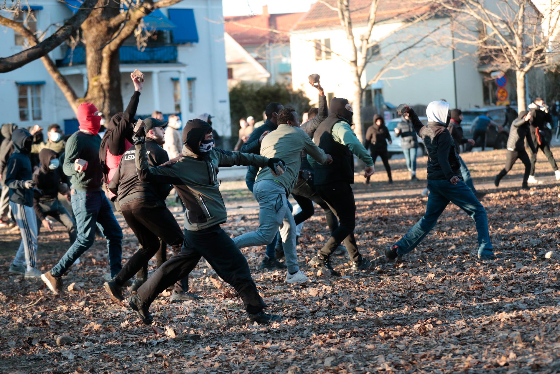 Motdemonstranter kastar sten mot polisen i Sveaparken i Örebro. 
