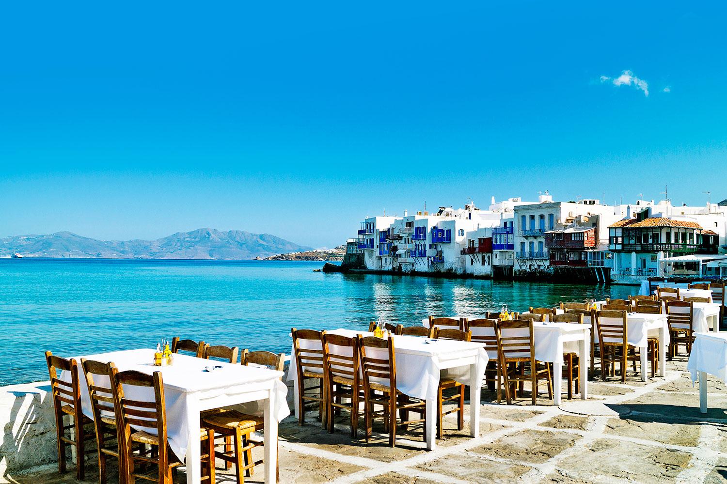 Mmm…Middag på Mykonos. Kan du se dig själv sitta vid de här borden och vänta på en grekiska bondsallad med solmogna tomater?
