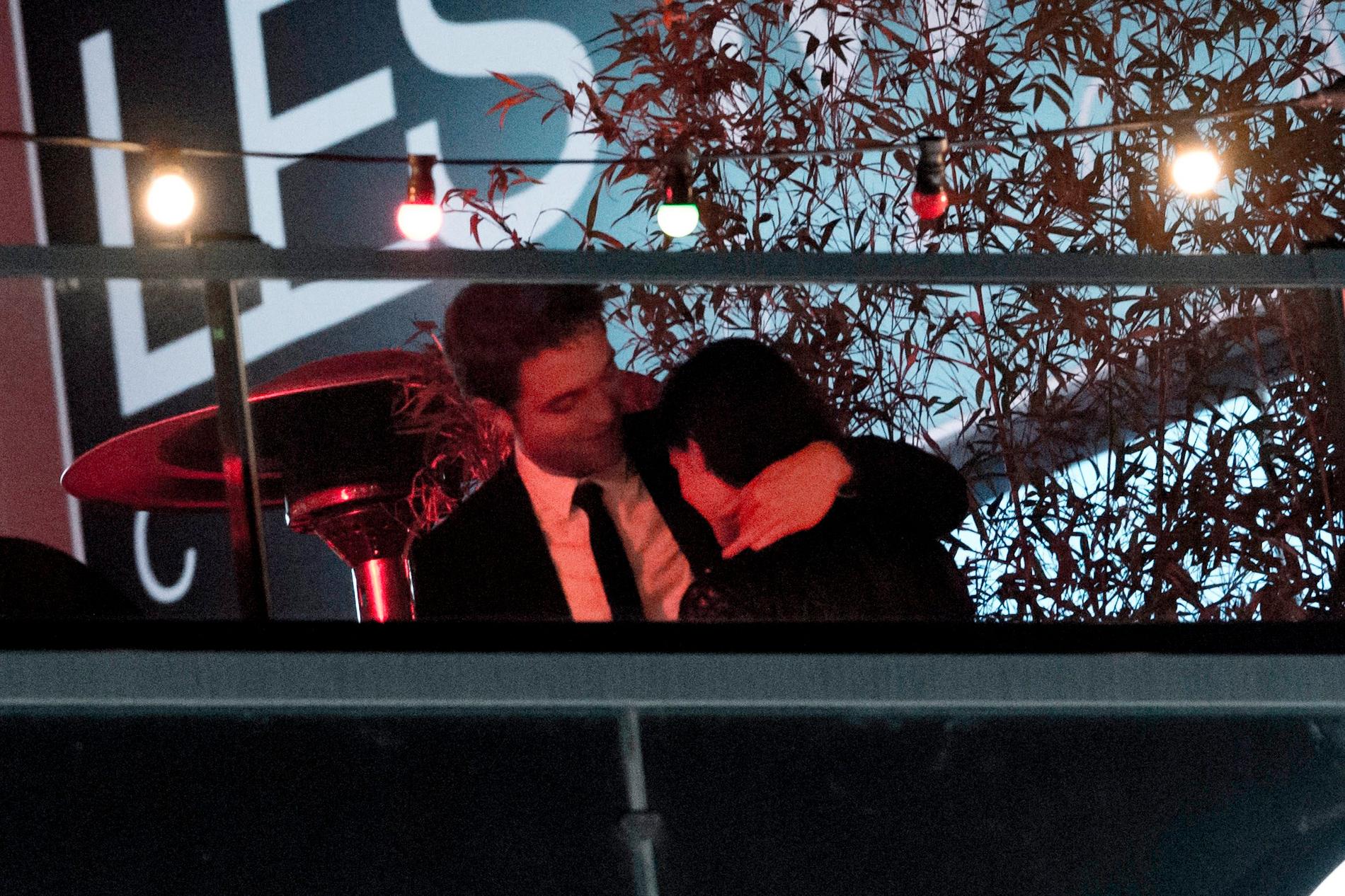 Gullegull i Cannes Plötsligt blir Pattinson på ett rejält pusshumör