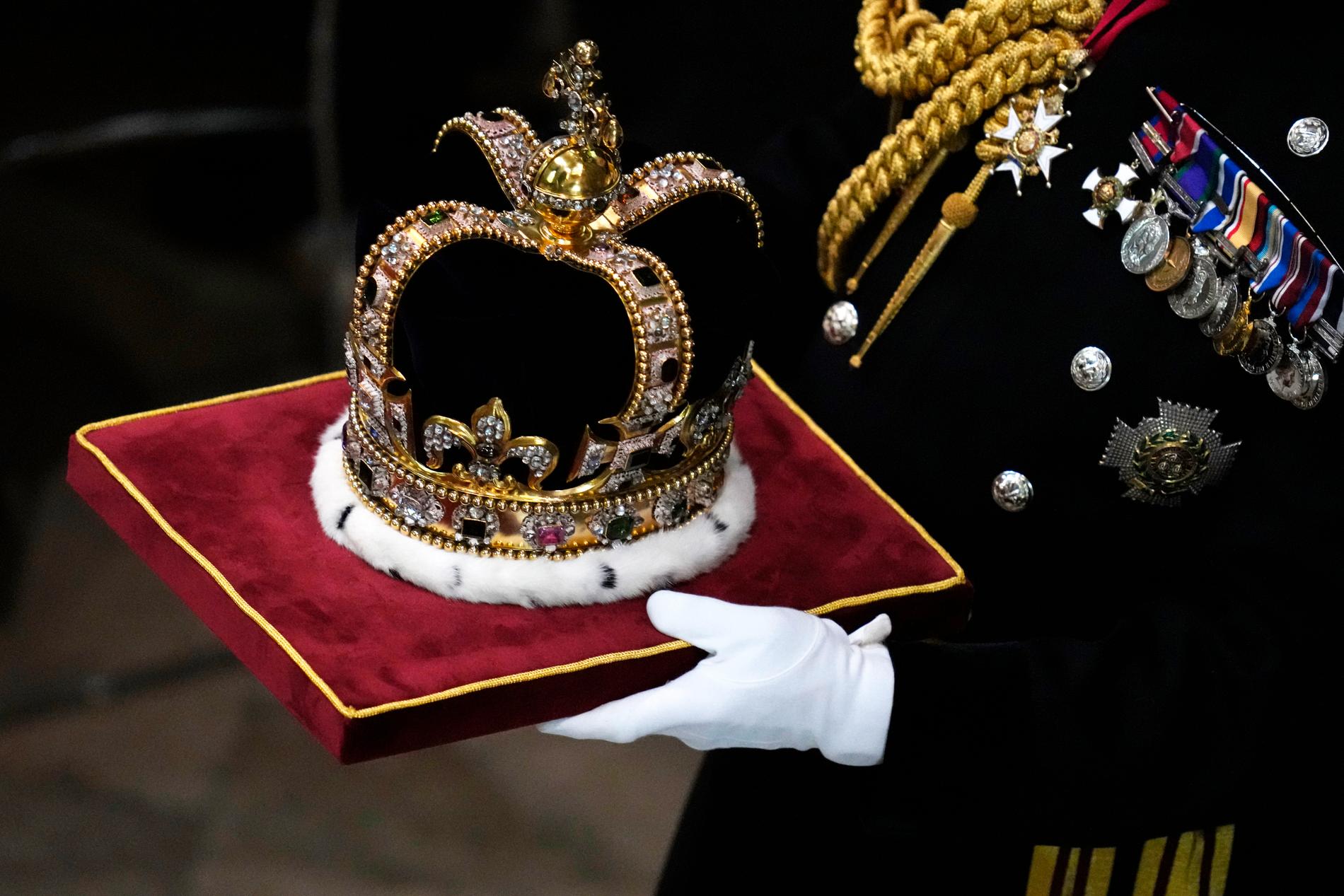 S:t Edvards krona, kröningskronan, är gjord i guld och väger 2,3 kilo. 