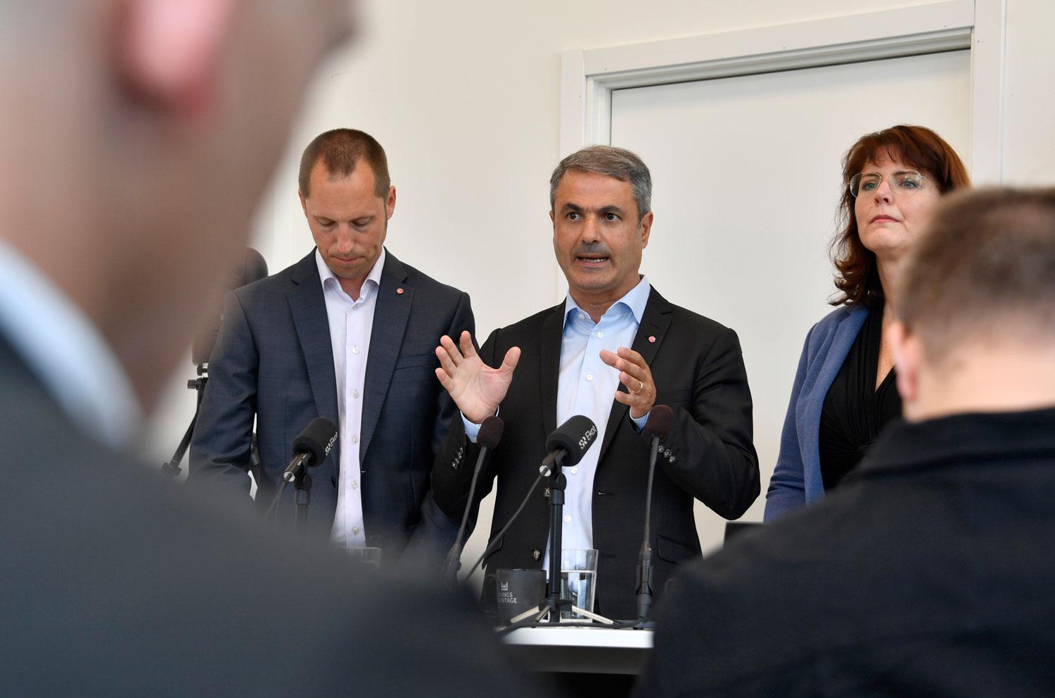 Minister Ibrahim Baylan och kommunala S-företrädarna Erik Pelling och Ebba Östlin.