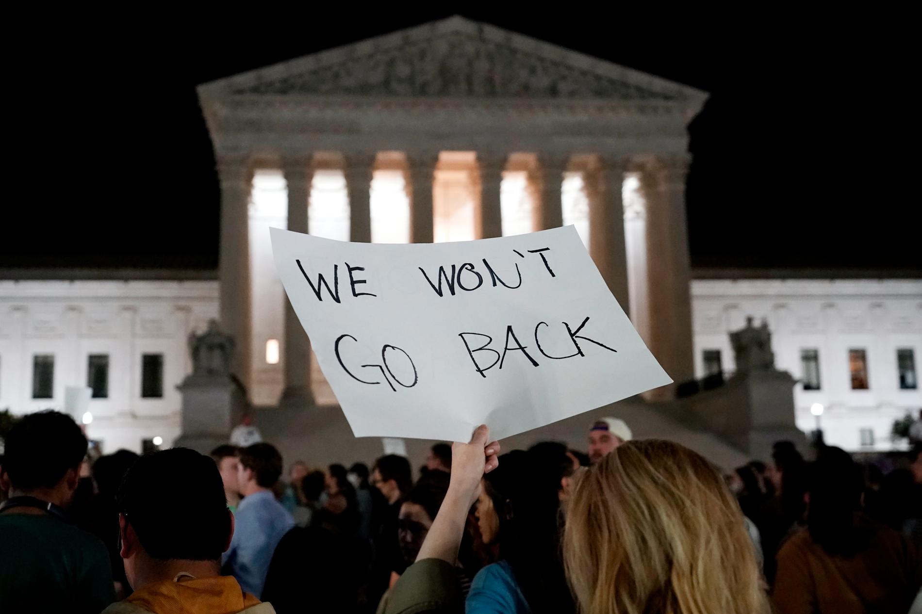 Flera demonstranter hade samlats utanför Högsta domstolen i Washington DC på måndagskvällen.