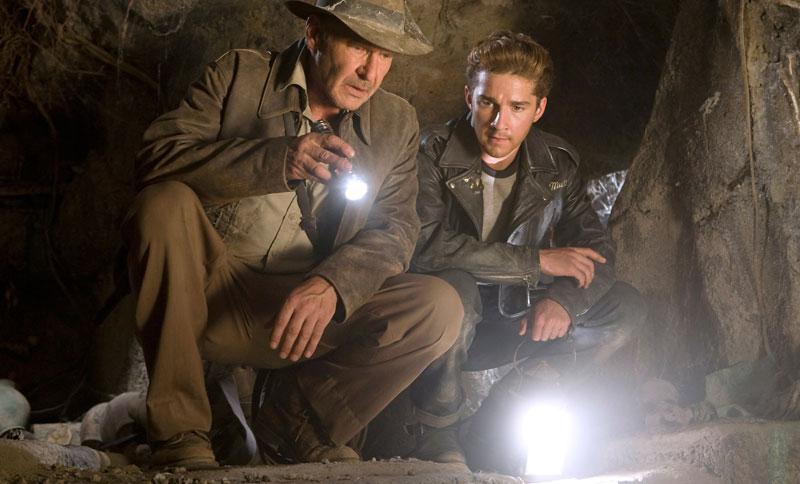 Harrison Ford och Shia LaBeouf i "Indiana Jones och kristalldödskallens rike". Enligt LaBeouf ska Steven Spielberg vara färdig med storyn till en femte film.