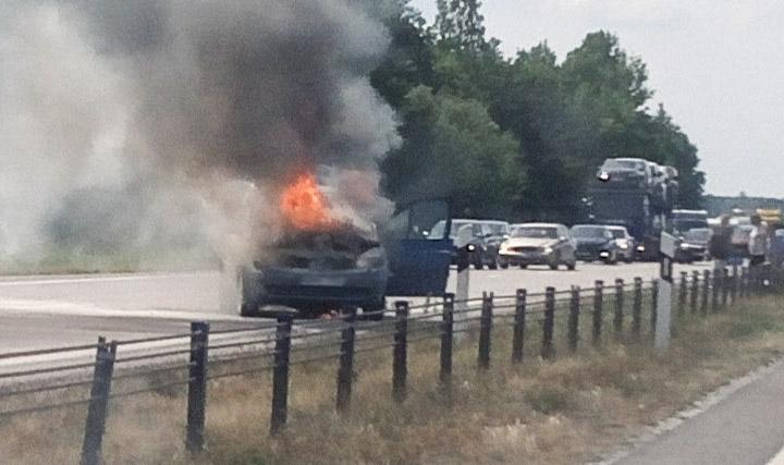 En personbil började brinna i köerna efter en olycka på E4 mellan Linköping och Norrköping.