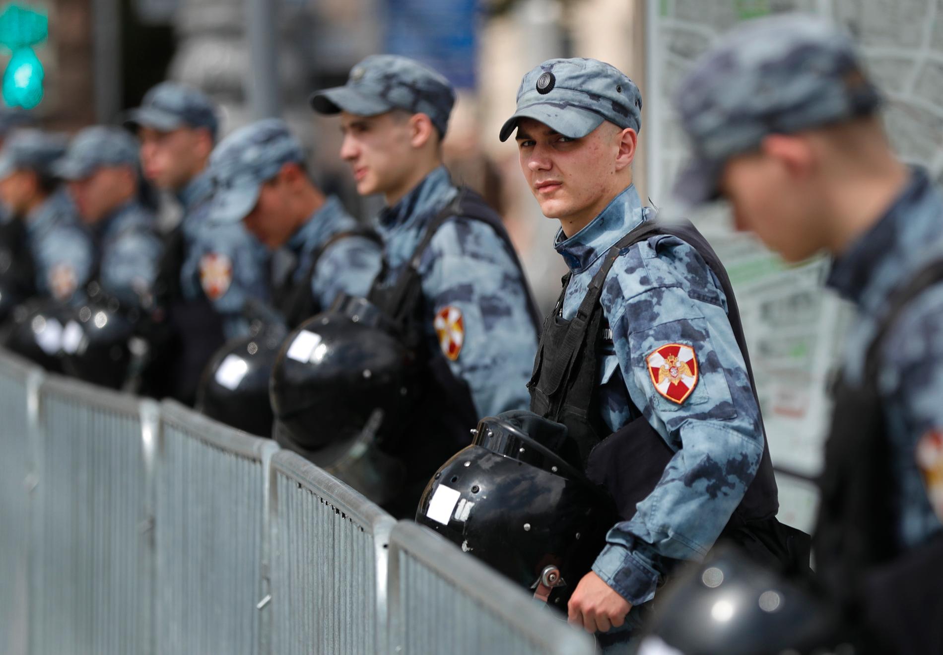 Polispådraget är stort i Moskva. Polisen uppger att ett 30-tal personer gripits.