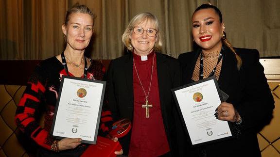 Karin Wegsjö och Nazira Abzalova tilldelades Svenska kyrkans filmpris av biskop Susanne Rappmann.