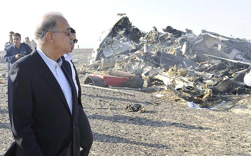 Egyptens premiärminister Sharif Ismail på olycksplatsen i Sinai.