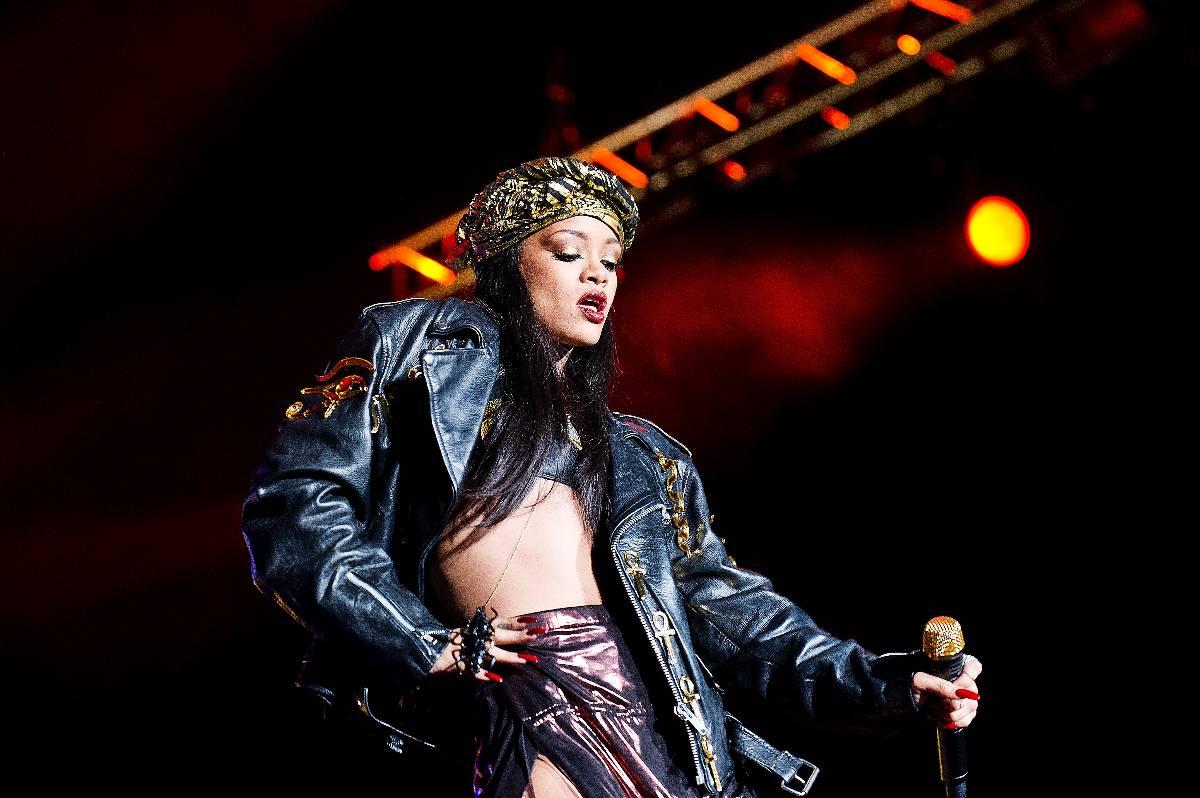 Frånvarande Konserten med Rihanna förvandlas till en grav som förtjänas att skottas igen.