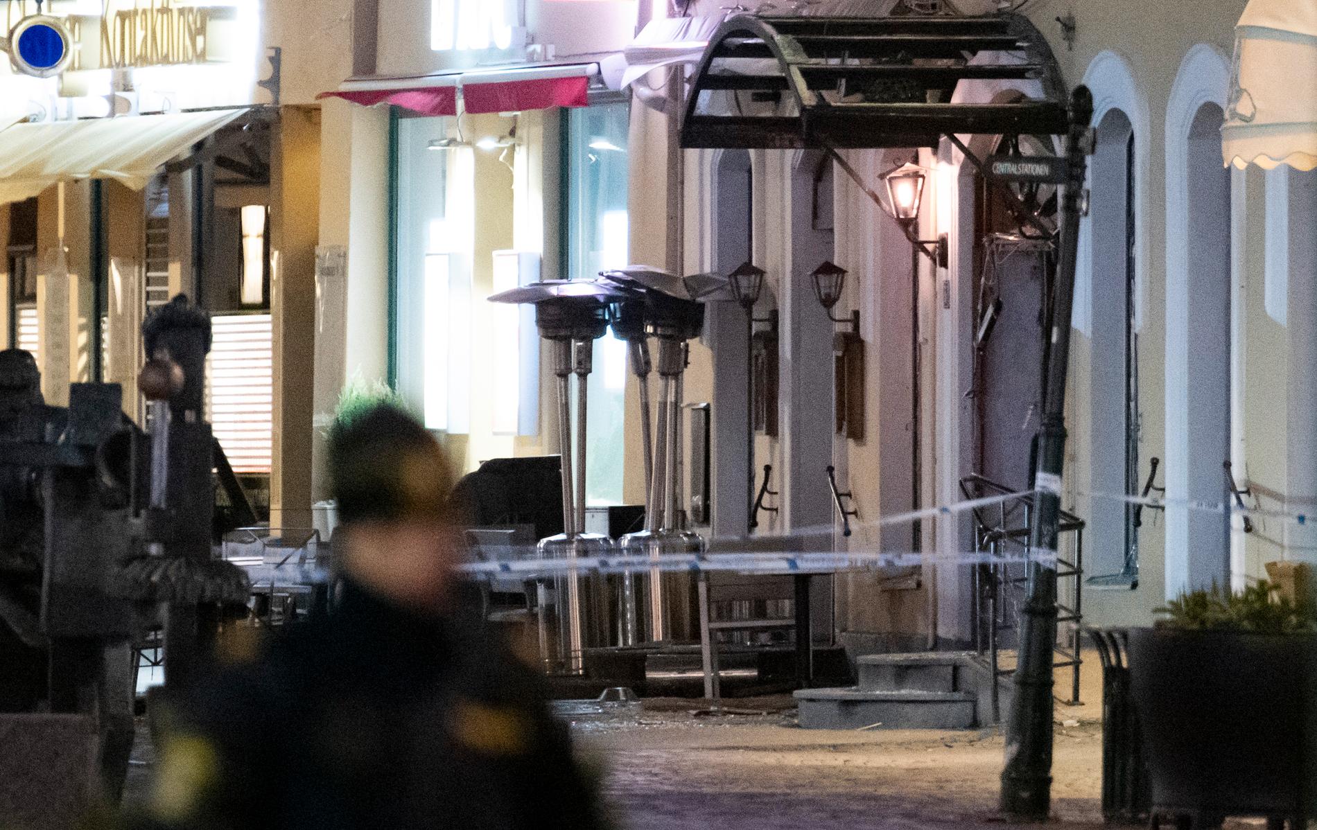 Avspärrningar kring en nattklubb på Stortorget i Malmö efter en detonation natten till måndag.