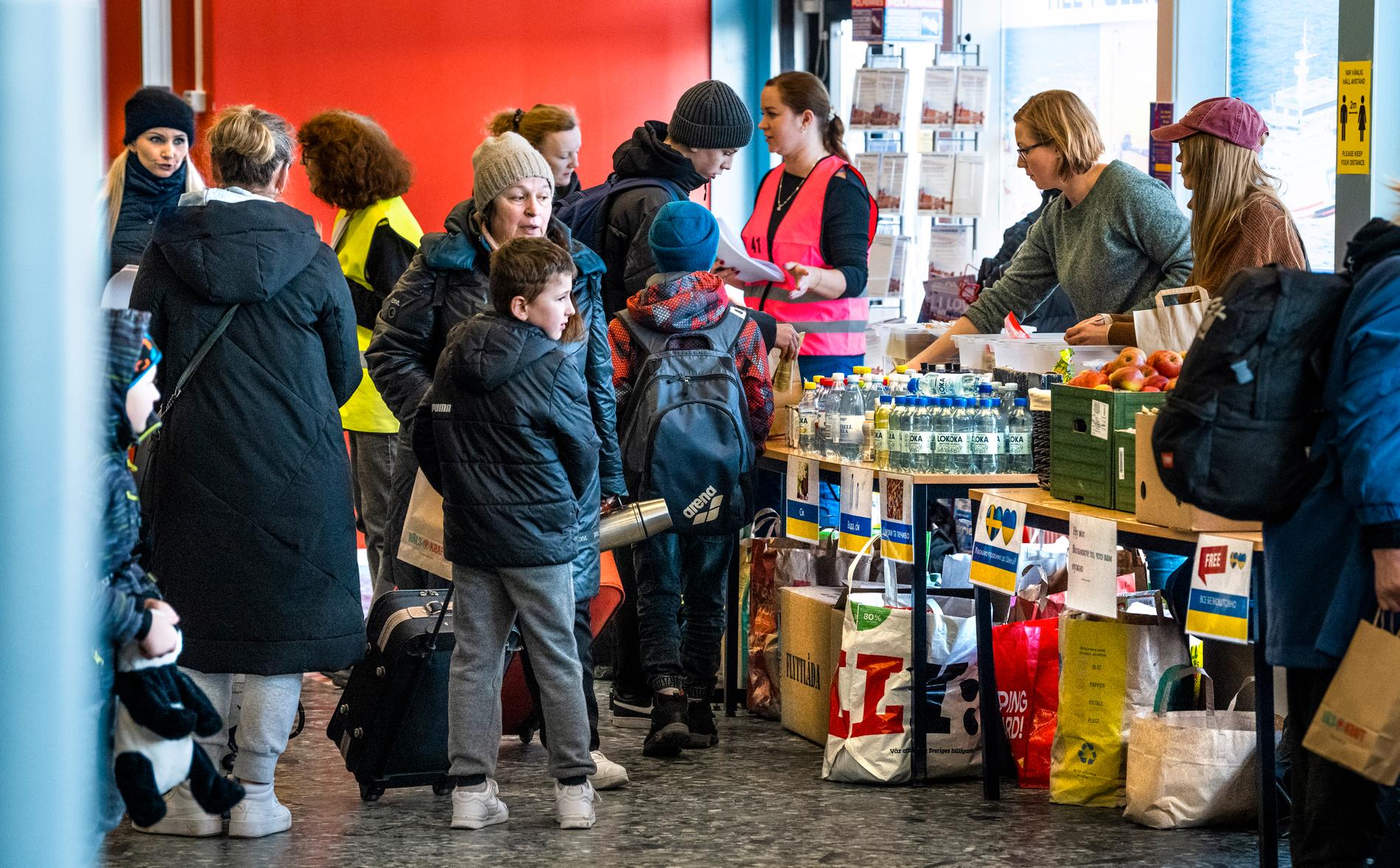 Flyktingar från Ukraina anländer med färja till terminalen i Nynäshamn, här en bild från i mars. Omkring 50 000 ukrainare har flytt till Sverige sedan kriget bröt ut. Arkivbild.
