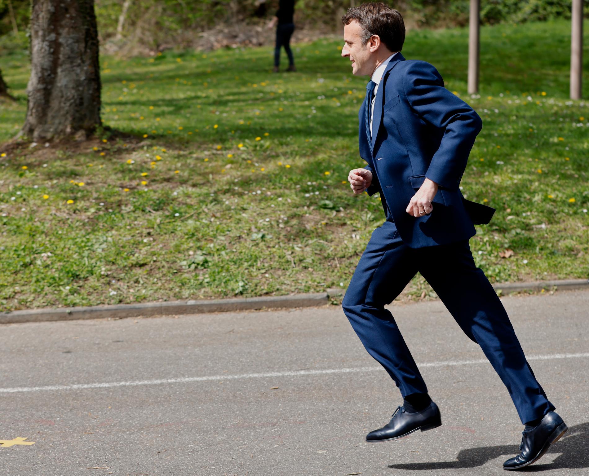 Emmanuel Macron skyndar för att möta väljare, här i Mulhouse i tisdags. Tidningen Libération satte presidenten på förstasidan med rubriken "Älskling, jag glömde vänstern".
