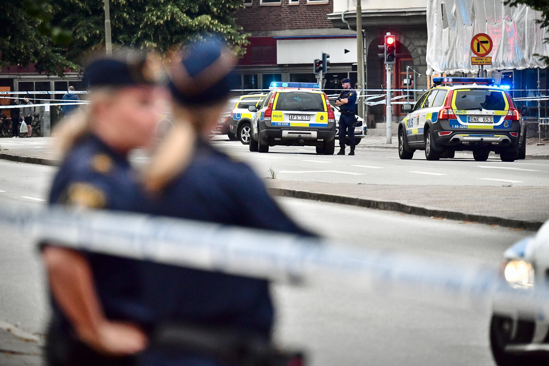 Polisen spärrade av Drottninggatan och ett område nära Rättscentrum i Malmö efter att ett antal män skjutits på öppen gata.