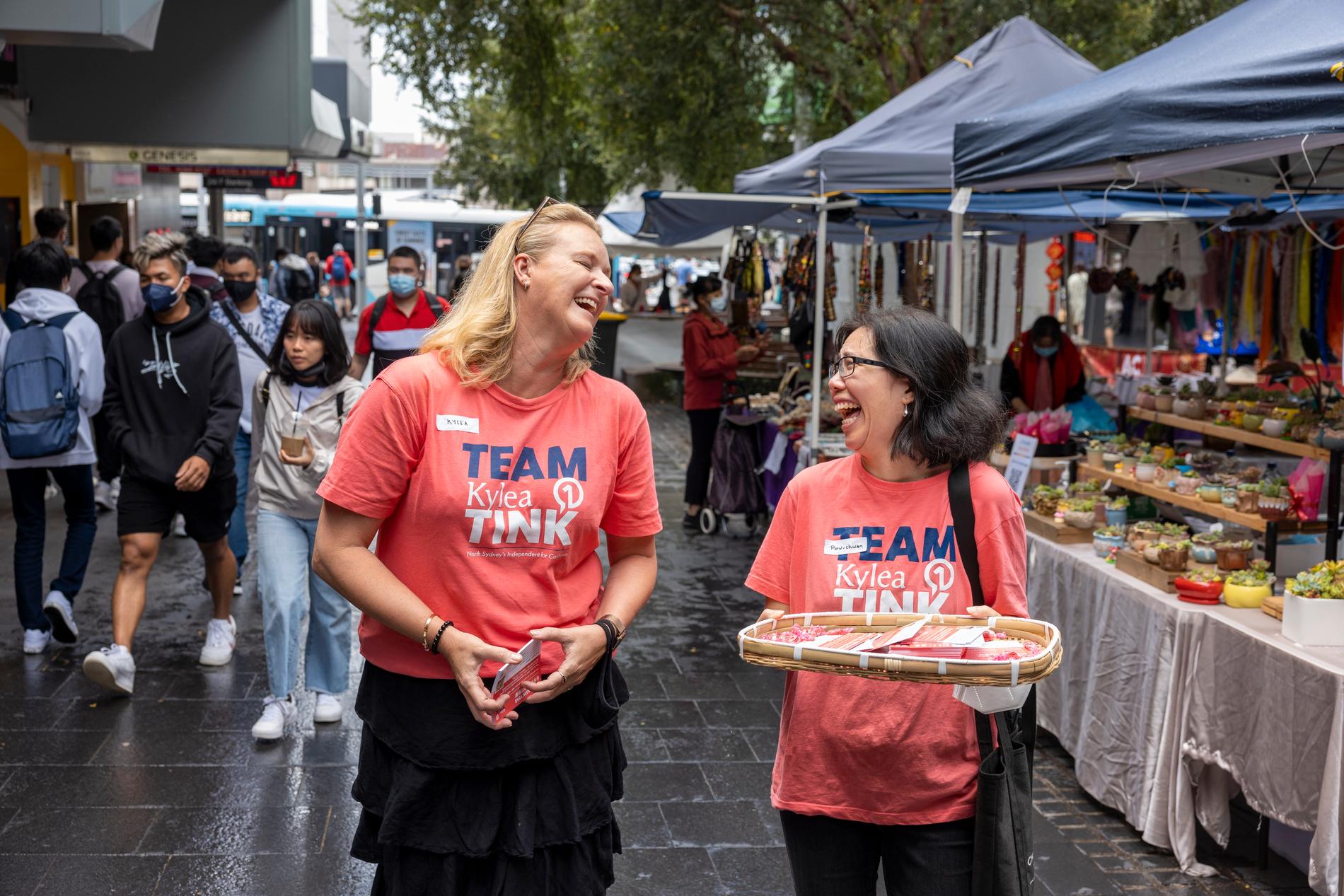 Kylea Tink, till vänster, i samspråk med en av hennes anhängare. Hon är en av de oberoende så kallade teals som utmanar de etablerade partierna i valet i Australien.