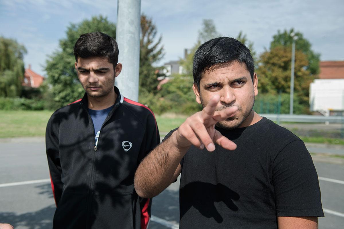 Asim, 20 och Ali, 21 har flytt undan talibanernas terrorvälde i Pakistan.
Vid ett flyktingboende i Heidenau i östra Tyskland.