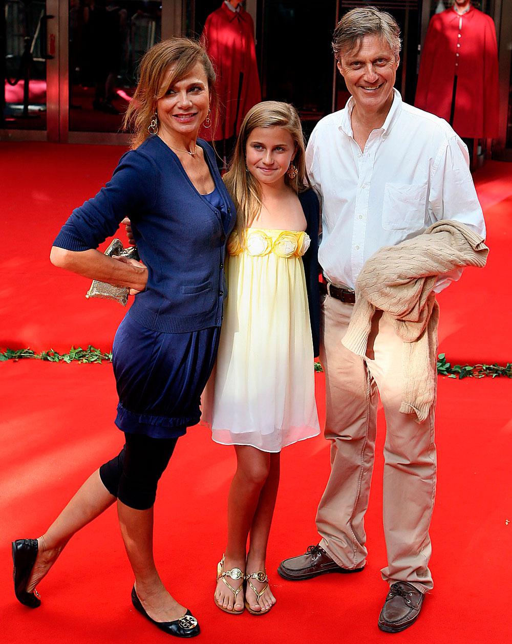 Lena Olin och Lasse Hallström med dottern Tora på Mamma Mia-premiär 2008.