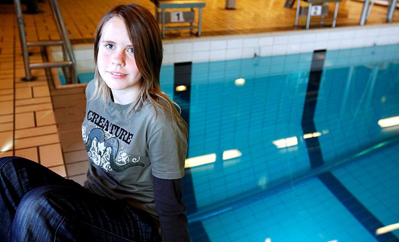 14-årige Anne Isaksson vid bassängkanten där hon fick syn på den orörlige pojken.