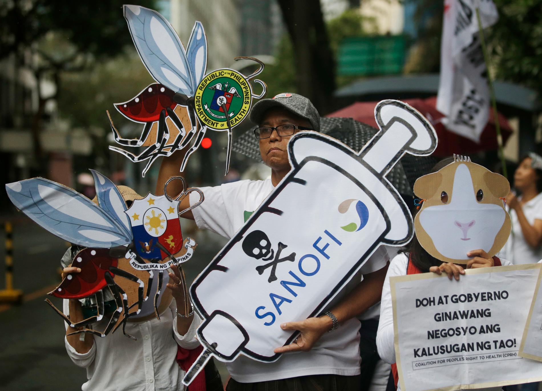 Det finns misstanke om att vaccinet mot denguefeber resulterat i tio barns död i den massvaccinering som ägde rum på Filippinerna för tre år sedan. På bilden protester mot läkemedelsföretaget Sanofi Pasteur och vaccinet Dengvaxia i Filippinernas huvudstad Manilla i december 2017.