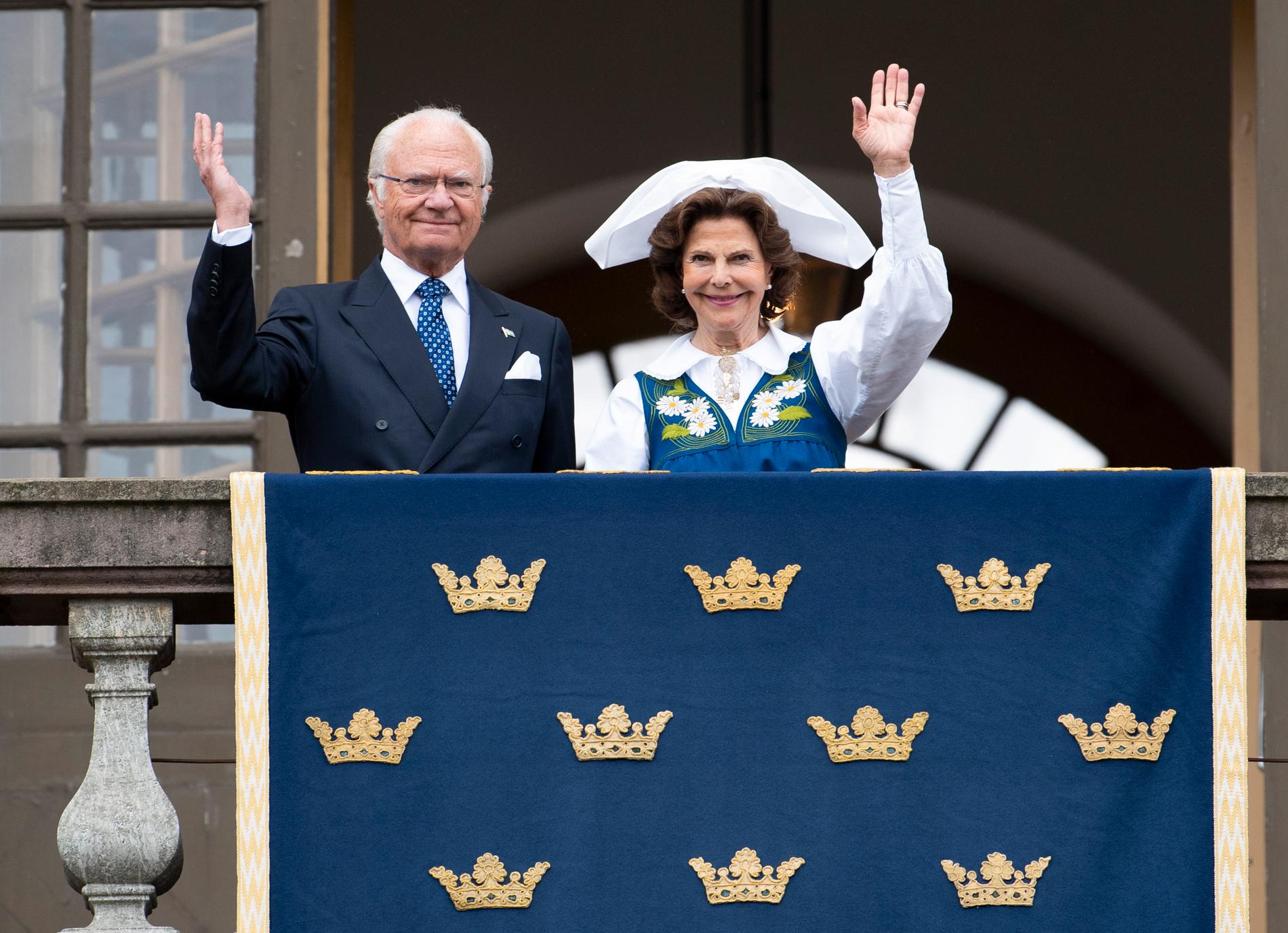 Kung Carl Gustaf och drottning Silvia på Logården vid Stockholms slott där kungen skickade en hälsning till svenska folket i samband med nationaldagen den 6 juni.
