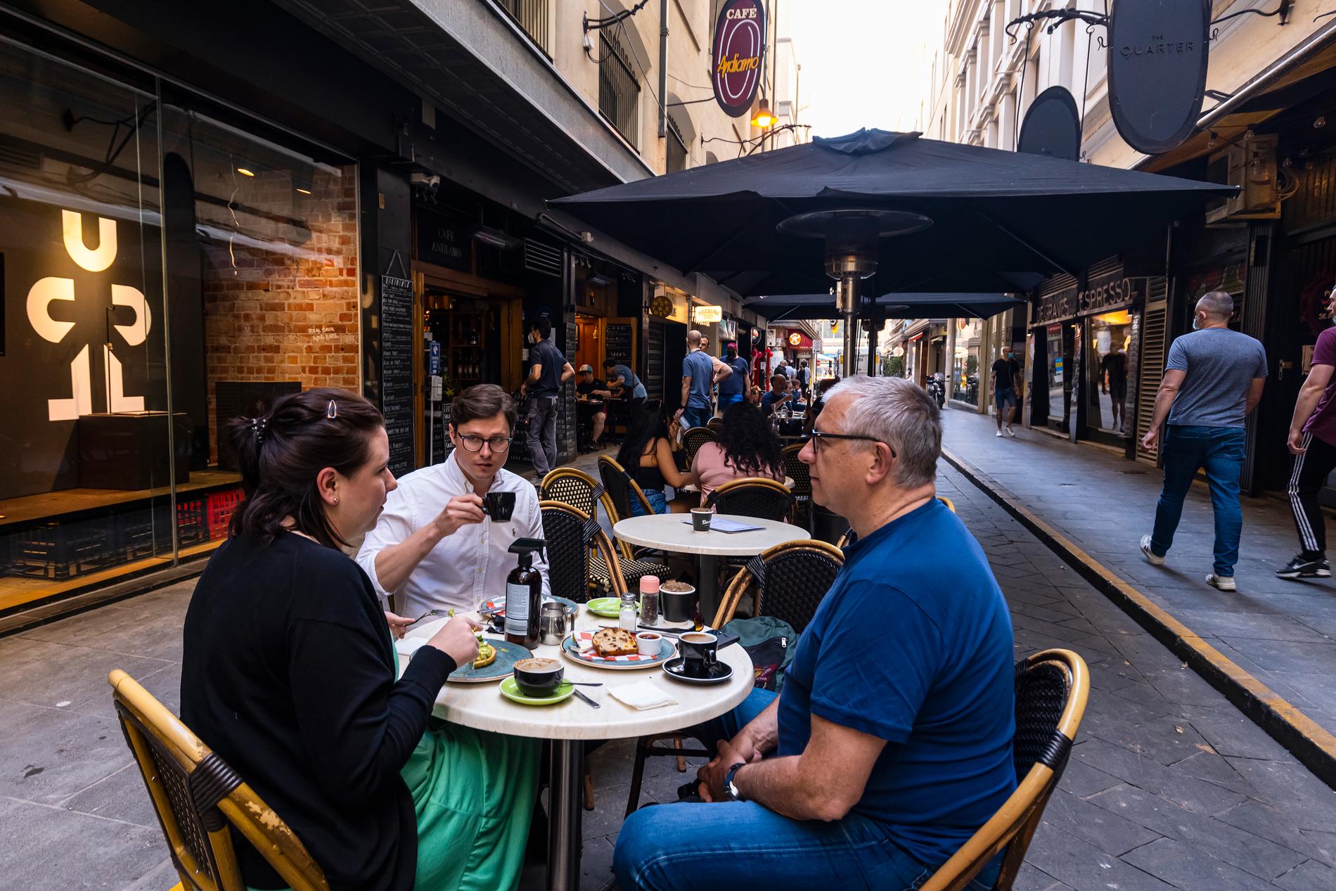 I Melbourne kunde folk på fredagen ta sig en kaffe på uteserveringarna för första gången på länge.
