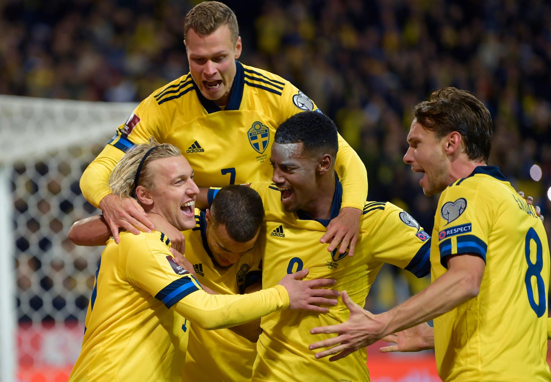 Emil Forsberg, Viktor Claesson, Robin Quaison, Alexander Isak och Albin Ekdal firar Forsbergs 1–0-mål mot Grekland.