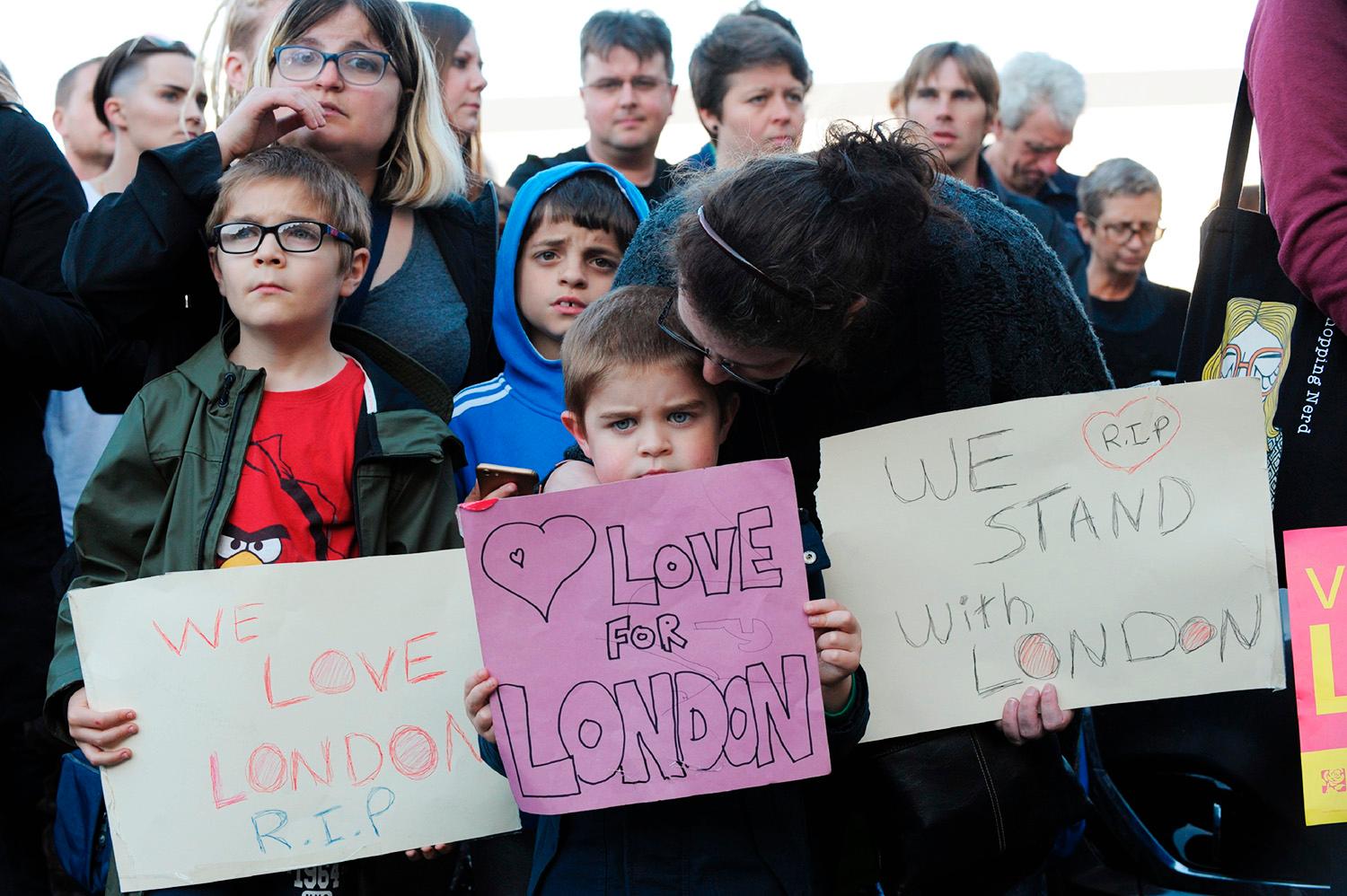James Little, 5 år, visar sina sympatier för offren för i Londons terrorattacker. Carlisle, nordvästra England.