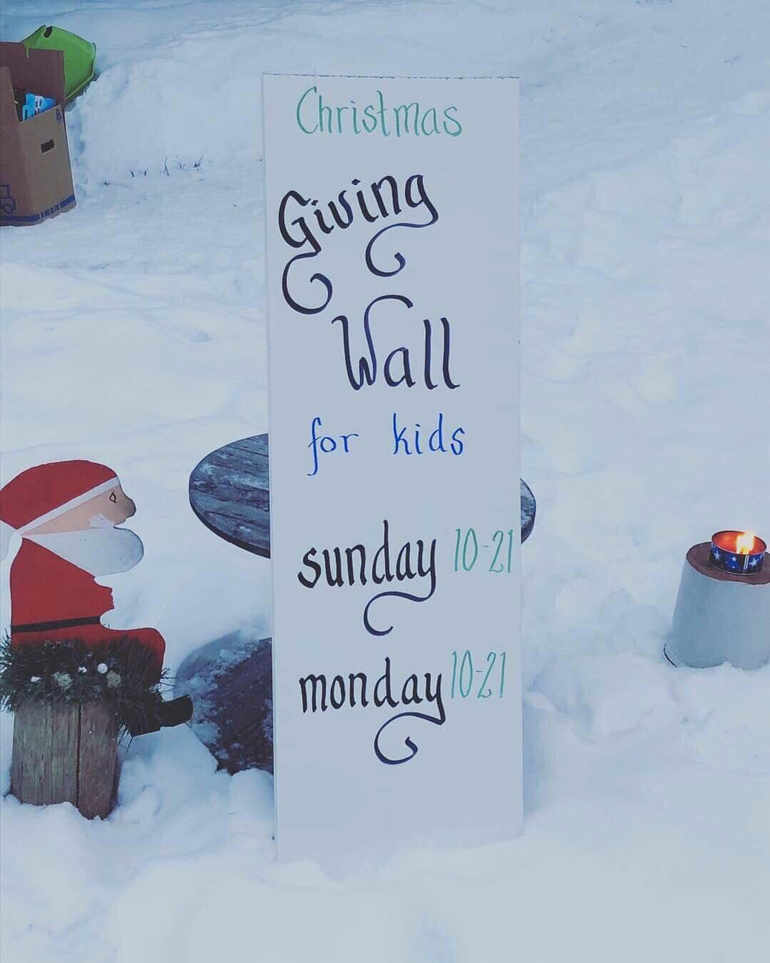 Hans gest ledde nämligen till ”Christmas giving wall for kids”. 