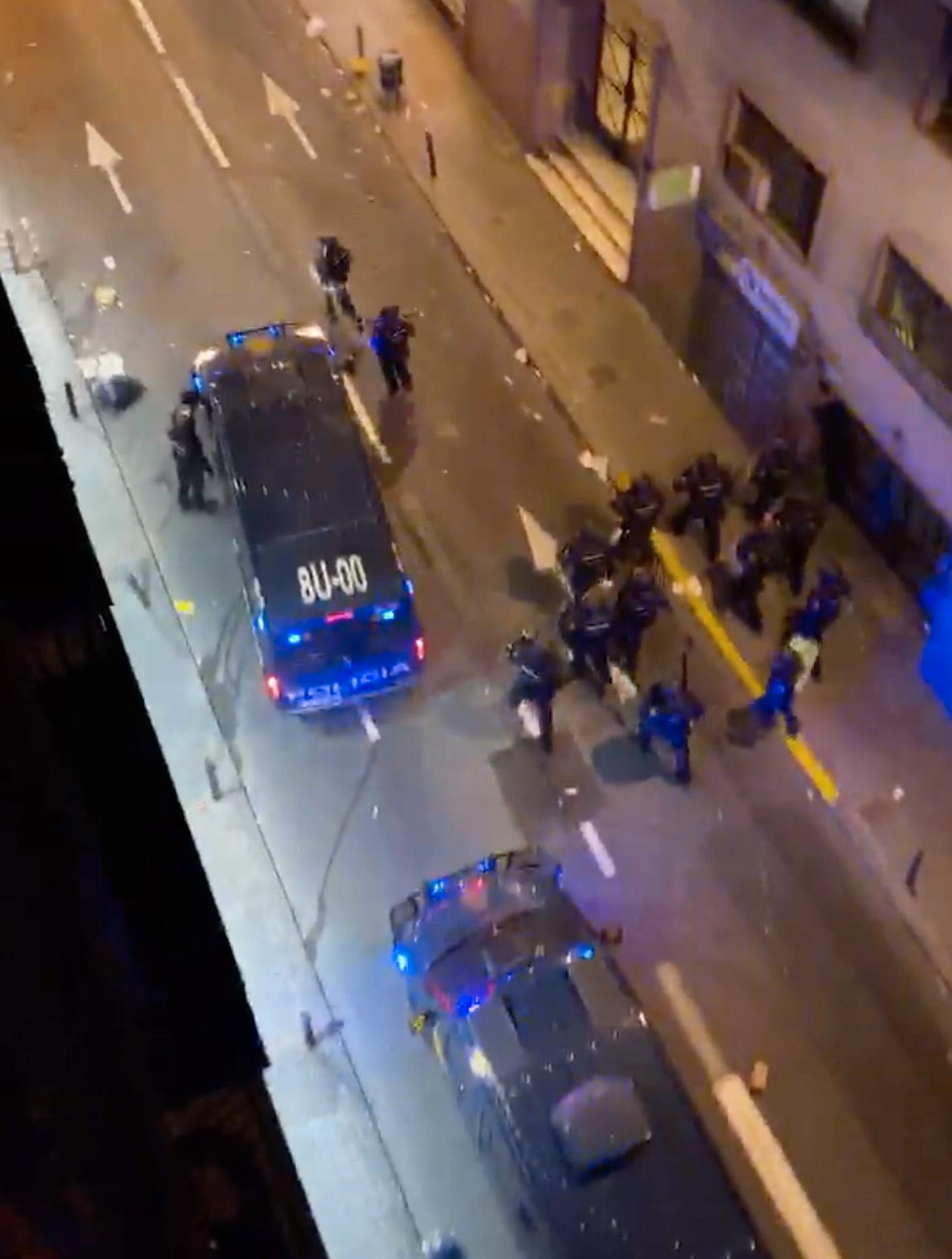 Polisbilarna står på rad på gatan utanför Mys och hennes vänner hotell.
