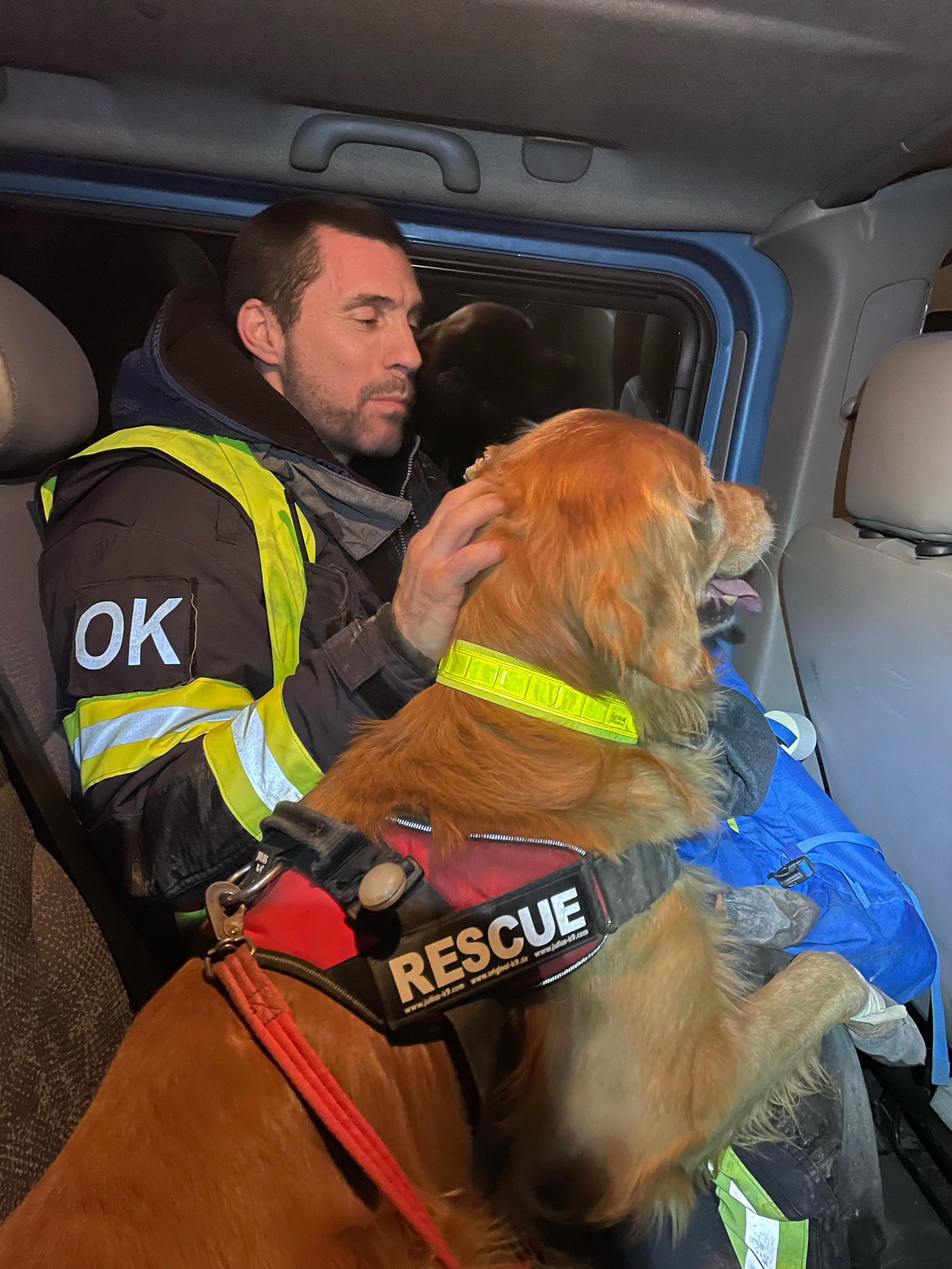 Hunden Killian tillsammans med svenska brandmannen Klaes-Ola Kolberg