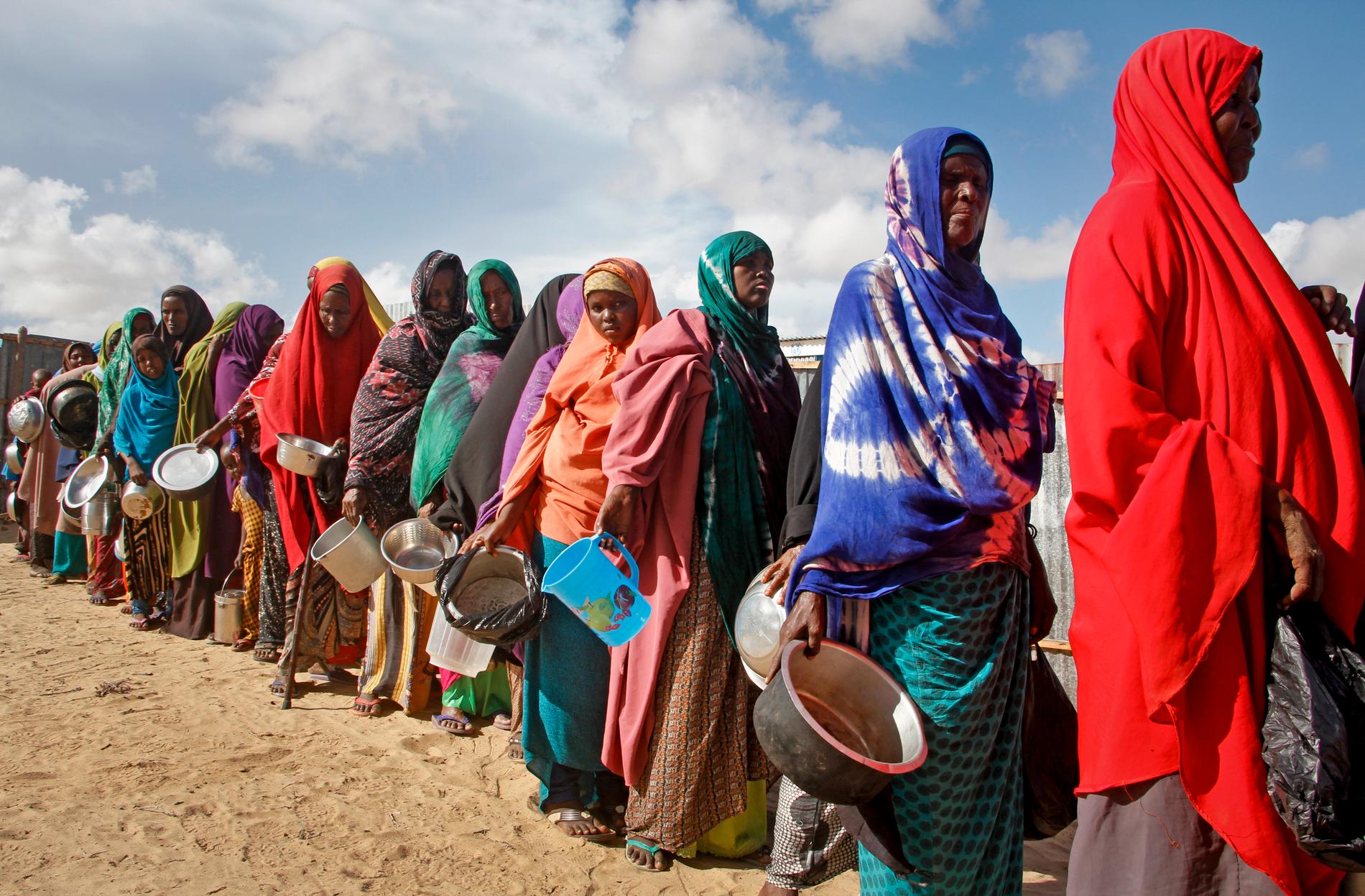 Kvinnor på flykt undan torka köar för mat i ett läger utanför Somalias huvudstad Mogadishu. Människor på Afrikas horn är i fokus i en ny Oxfam-rapport. Arkivbild.