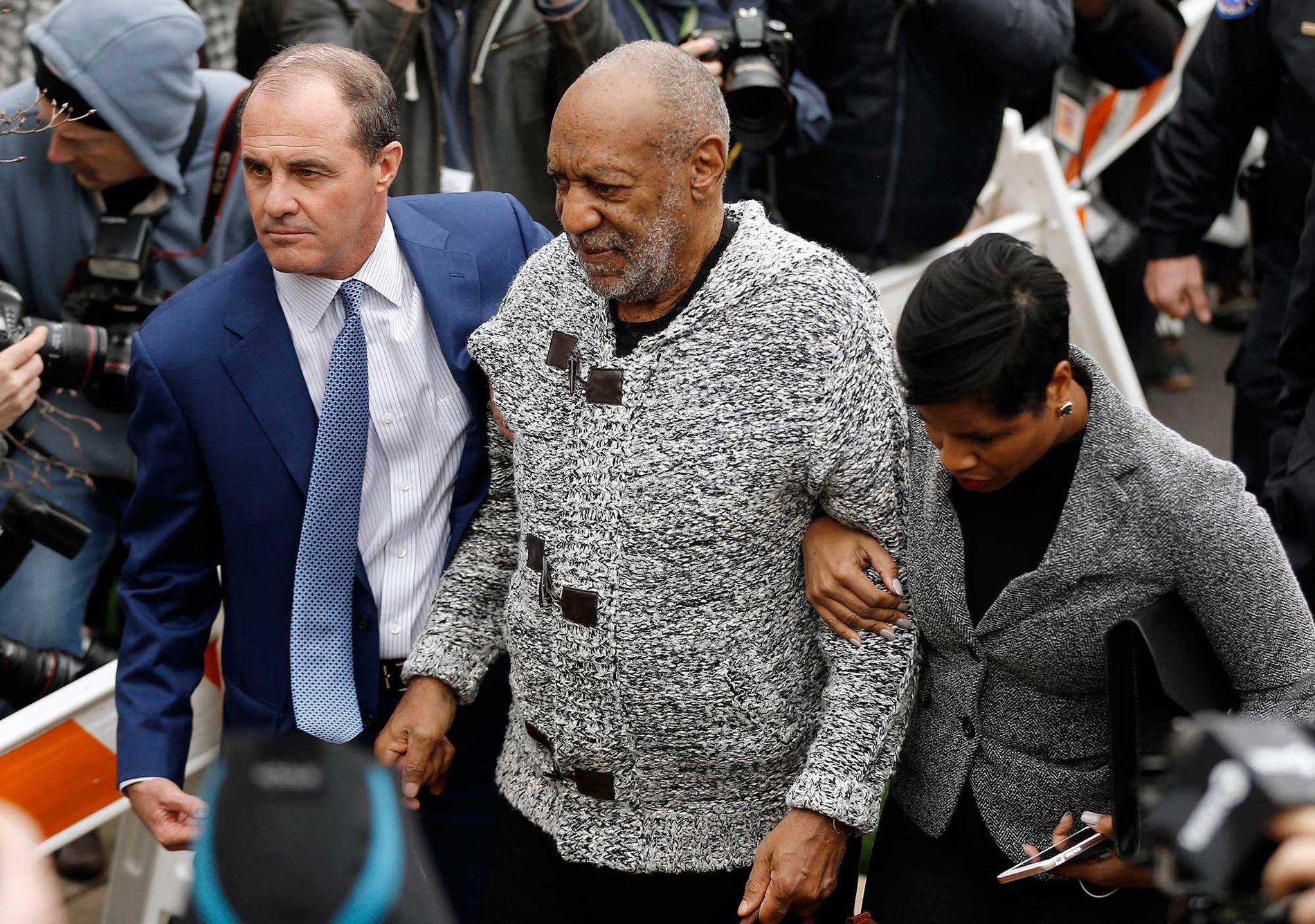 Bill Cosby förs in till rätten i Elkins Park, Pennsylvania, där han åtalas för grovt våldtäktsförsök.