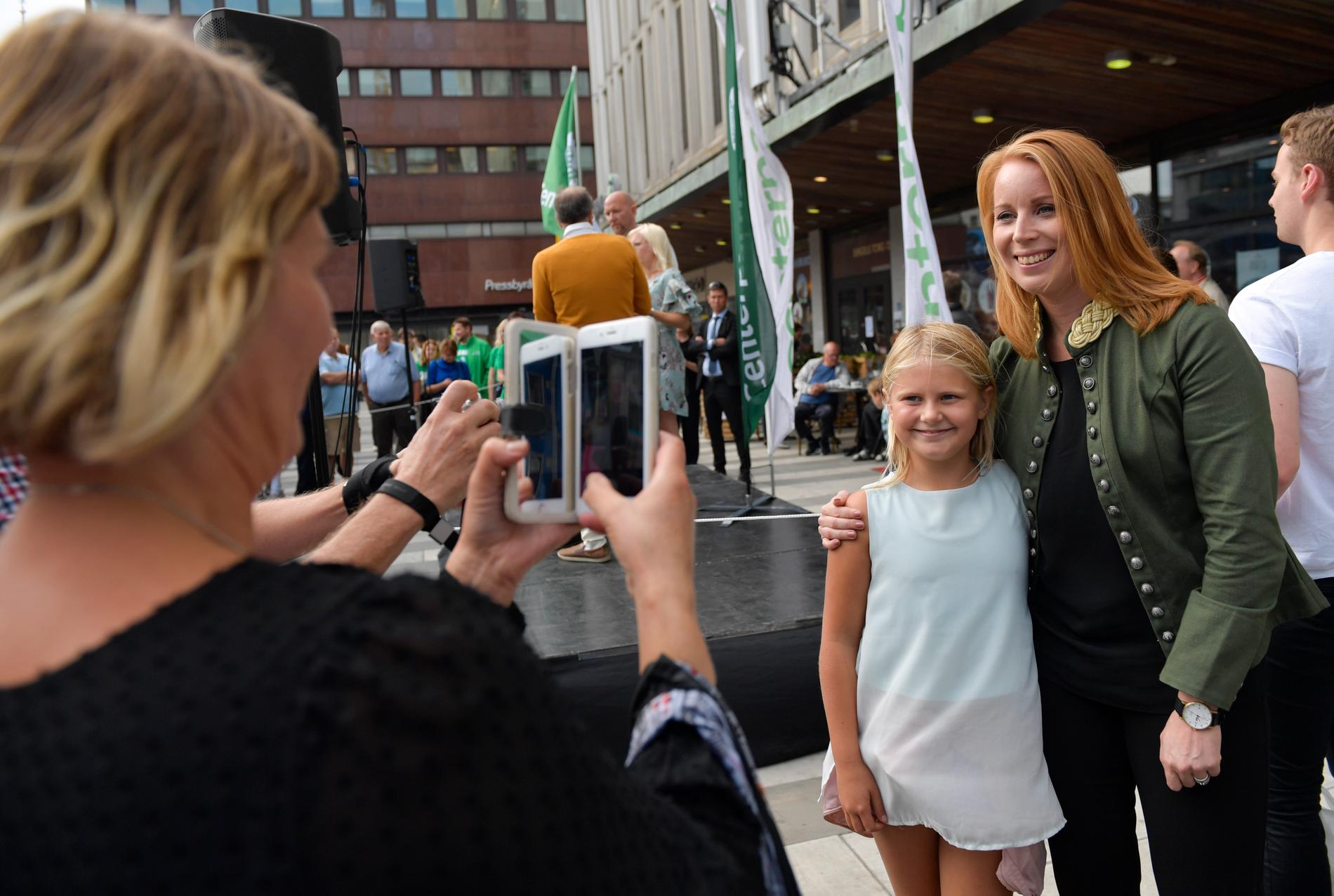 Många passade på att ta selfies tillsammans med Annie Lööf under valspurten vid Sergels torg i Stockholm.
