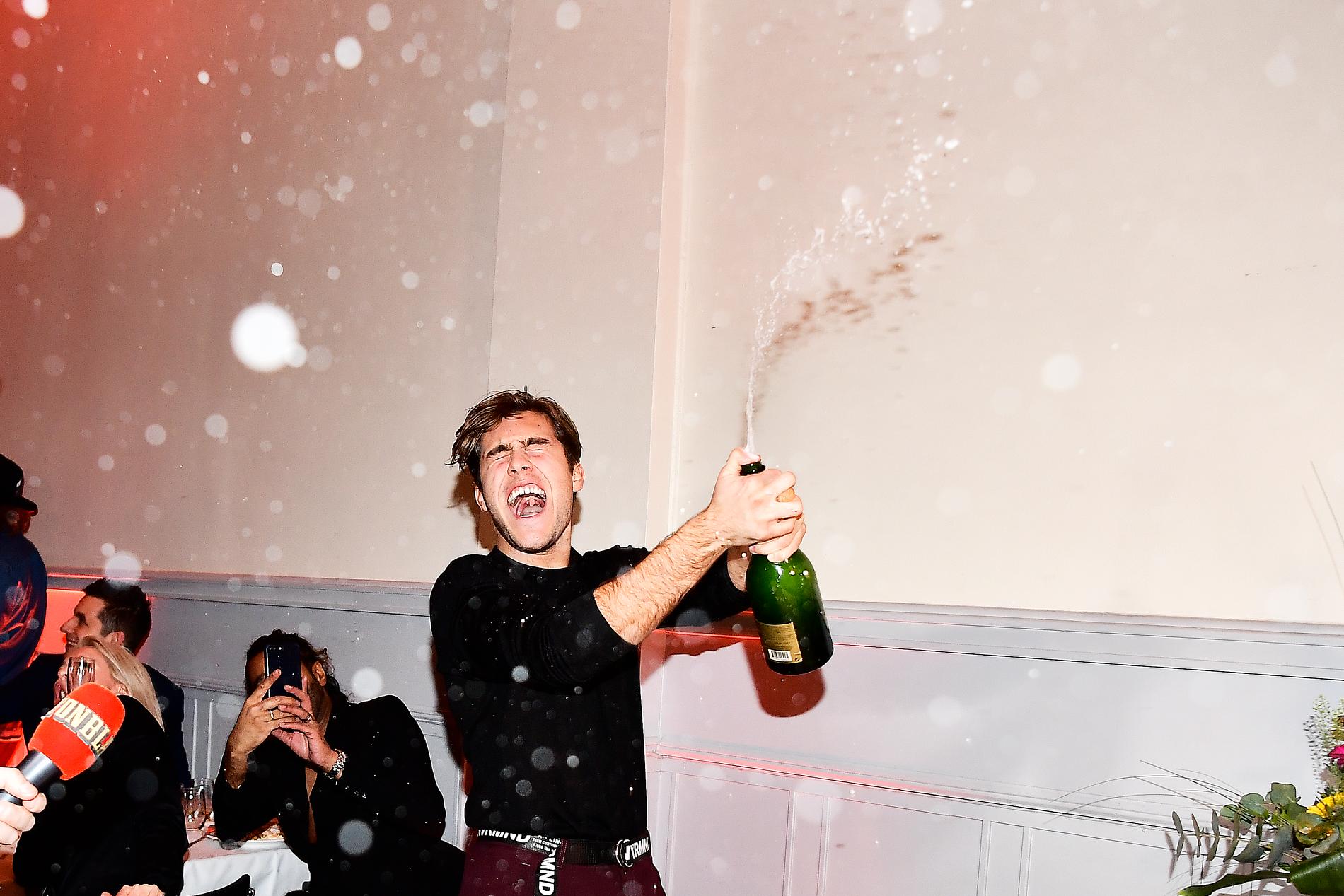 Benjamin Ingrosso firade med champagne efter att han gått vidare i första deltävlingen. 
