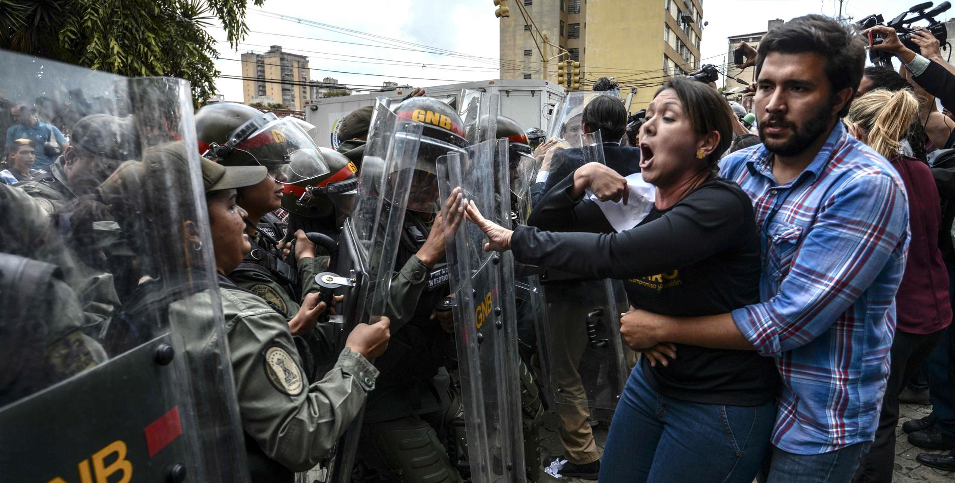 Oppositionspolitikern Amelia Belisario protesterar framför nationalgardet utanför Högsta domstolen i Caracas. Bilden togs i mars.
