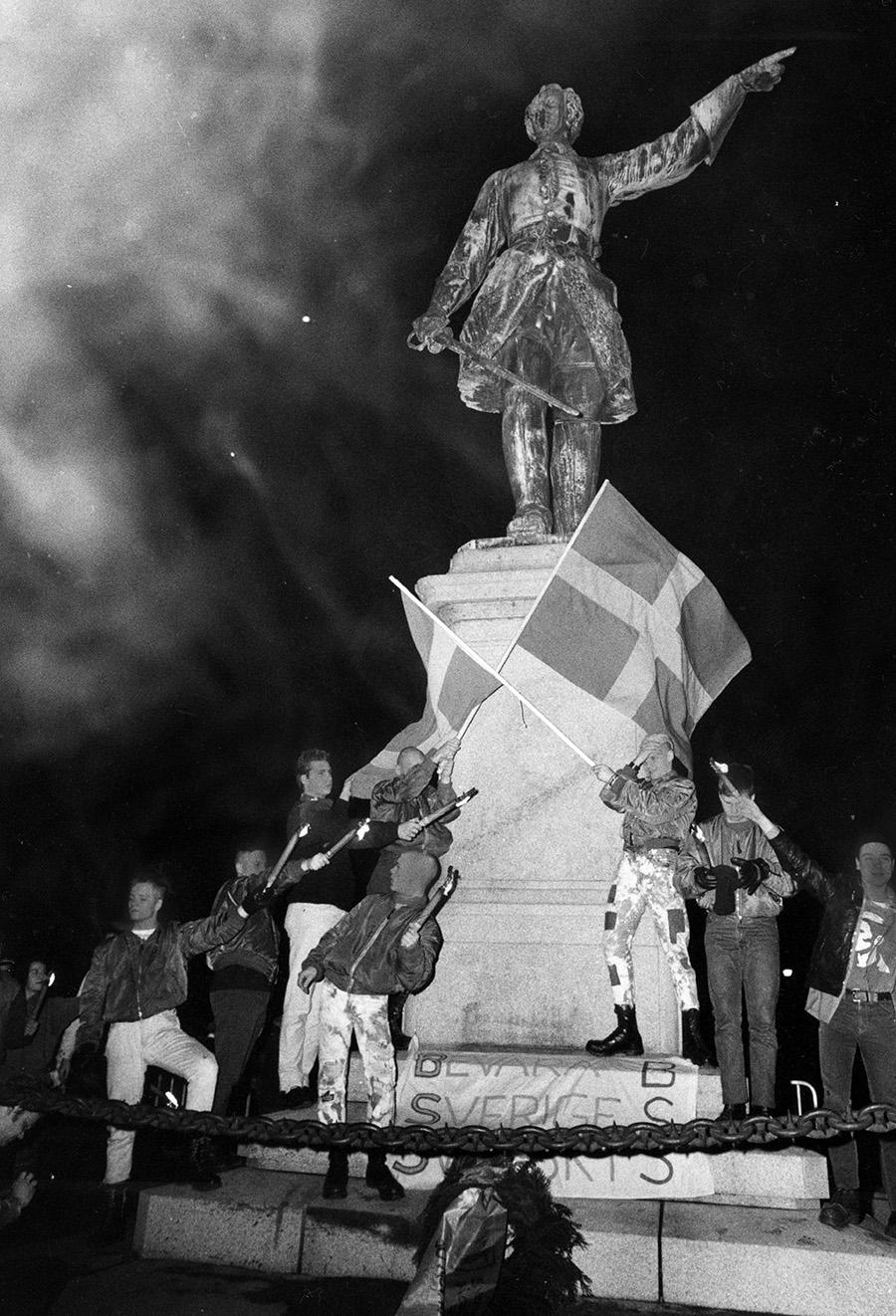 BSS (Bevaka Sverige Svenskt) demonsterar vid Karl XII:s staty den 30 november 1984.