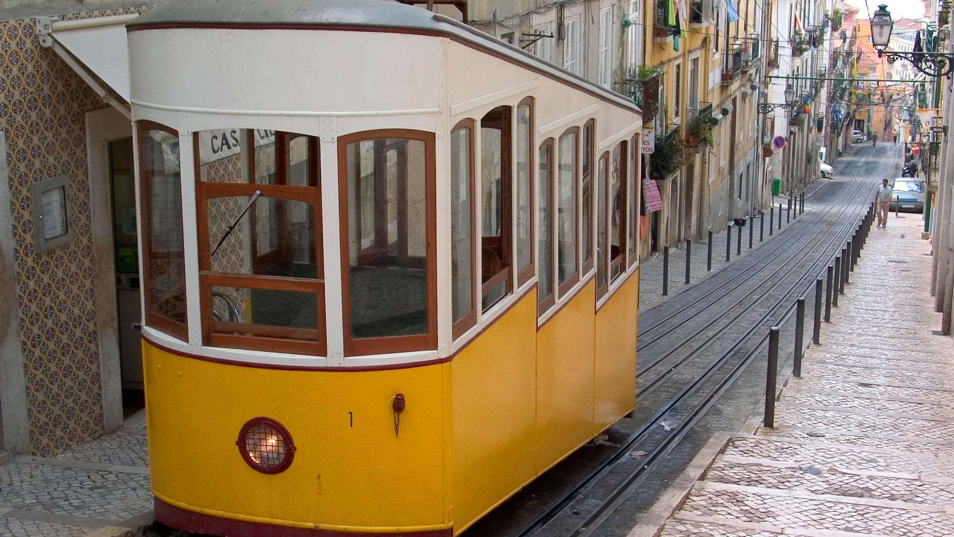 Spårvagnarna cirkulerar längst de snirkliga gränderna i Lissabons äldsta stadsdel Alfama.