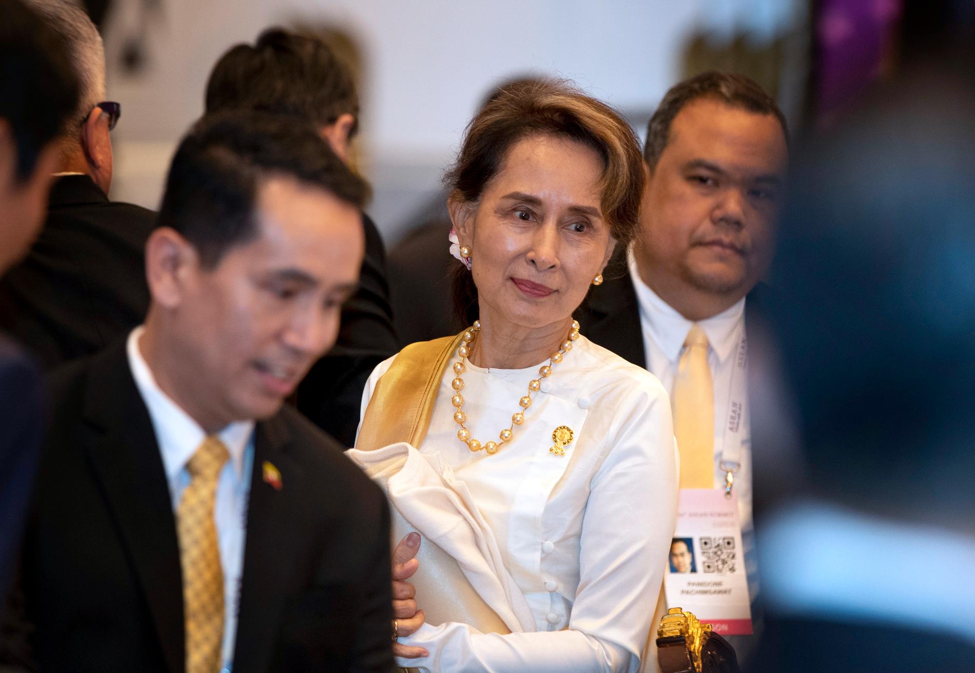 Pressen på Myanmars ledare Aung San Suu Kyi ökar när landets militär nu trappar upp striderna i landets västra delstater, där man också släckt ner internet. Bilden är från ett möte med ledarna för länderna i Asean, 22 juni 2019.