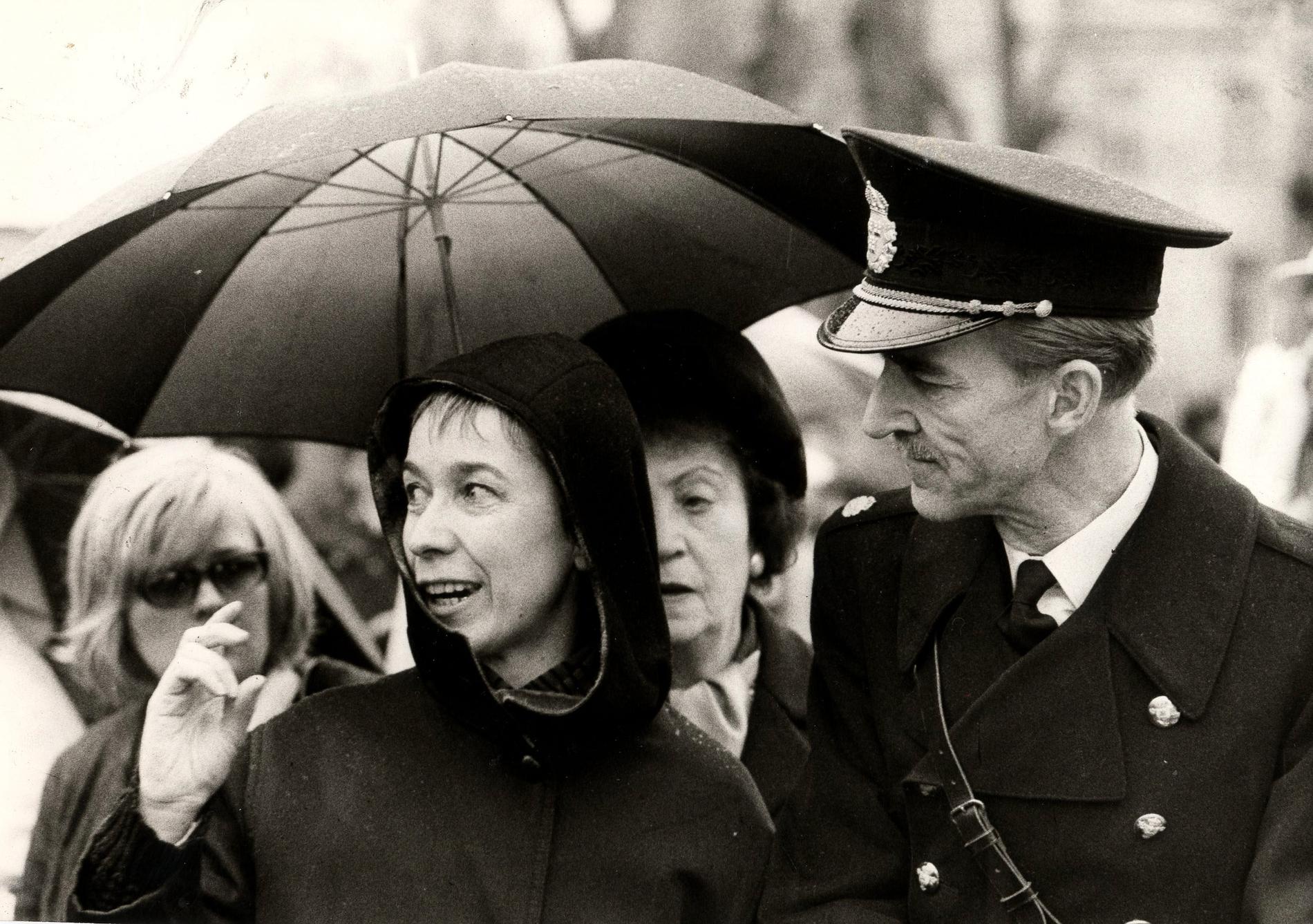 Sara Lidman under en demonstration i Vasaparken mot USA:s inblandning i Vietnamkriget, april 1967.