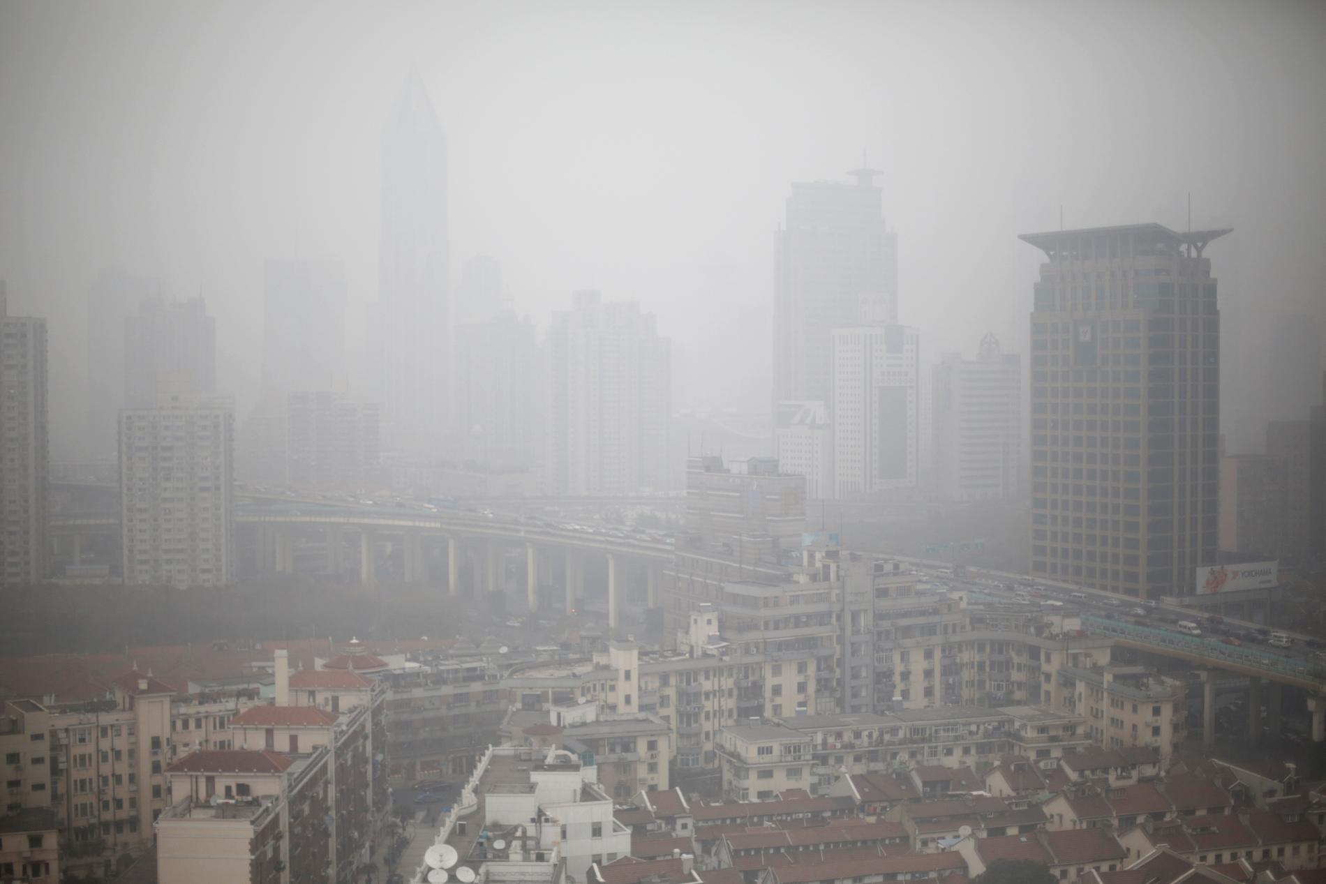 Kolkraften är den viktigaste energikällan i Kina och den största orsaken till landets enorma utsläpp av koldioxid. Kolet har också lett till svåra luftföroreningar i landets städer, som här i Shanghai.