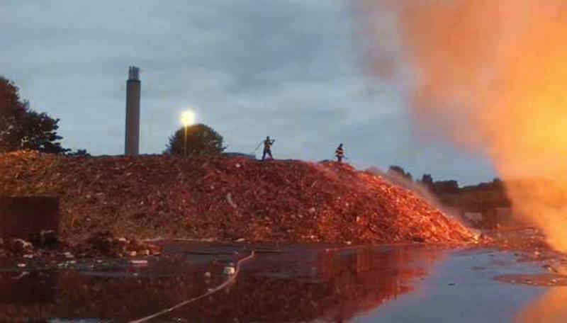Tjock rök sprids över Köping efter brand på avfallsstationen